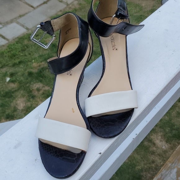 Black and white strappy wedges - Picture 4 of 10